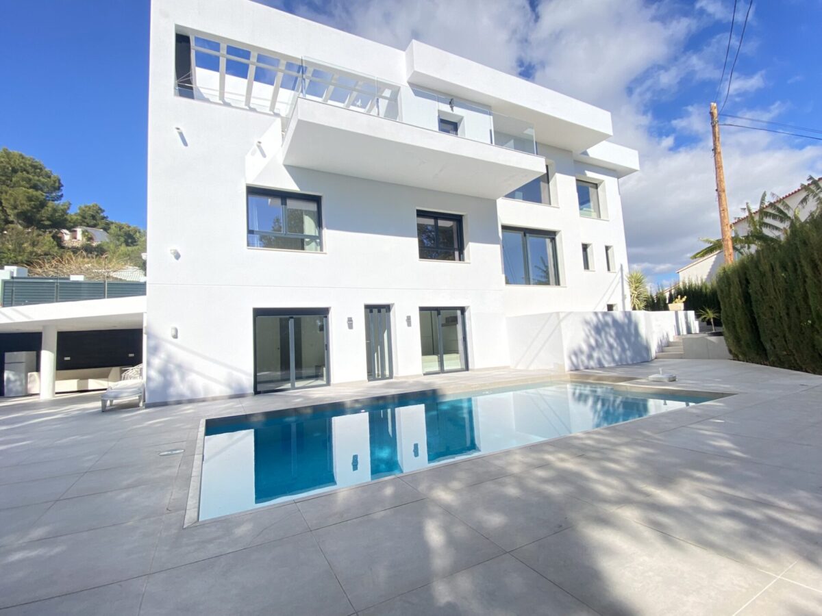 Fabulous 5 Bedroom Detached Villa For Sale in Calpe, Alicante, €865,000